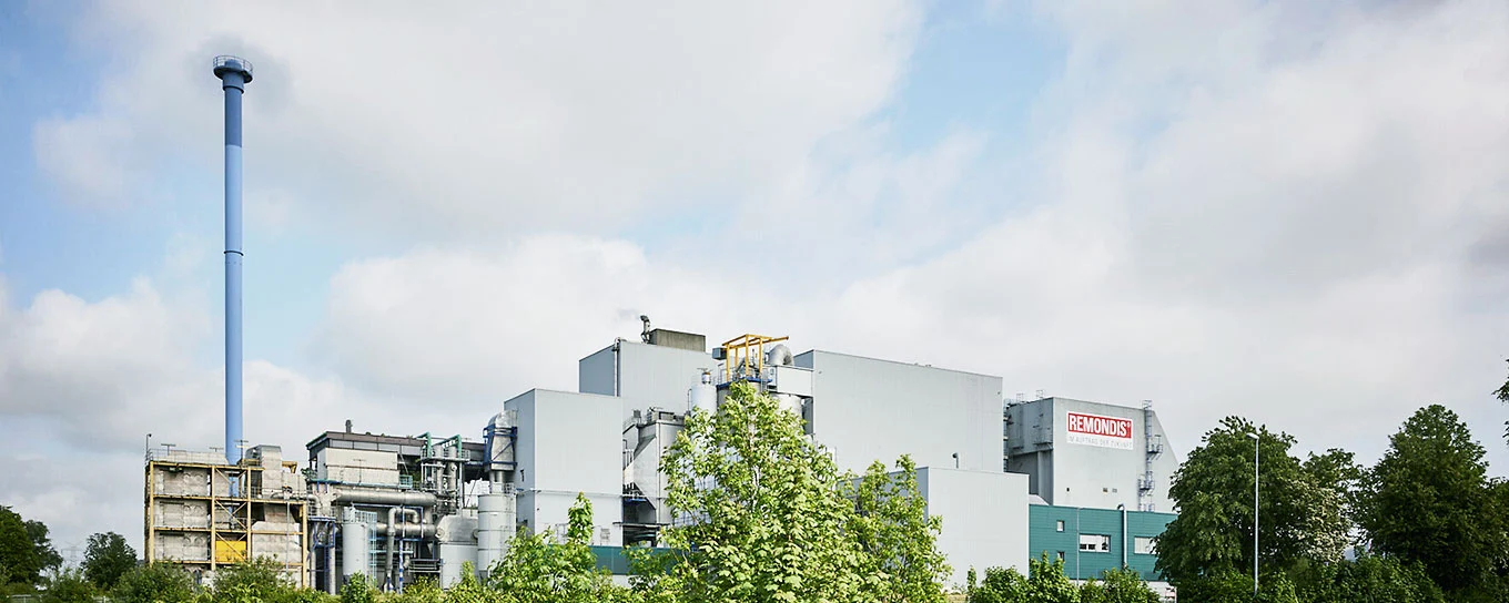Vista da lontano di un impianto di incenerimento di rifuti pericolosi REMONDIS