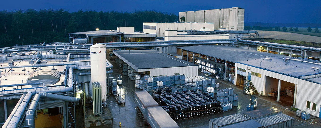 Il centro di riciclo industriale di REMONDIS Industrie Service a Bramsche di notte.