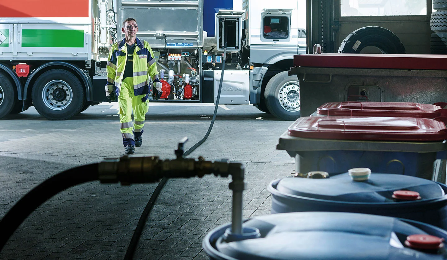 Un tubo flessibile collegato a un fusto per pompare rifiuti liquidi